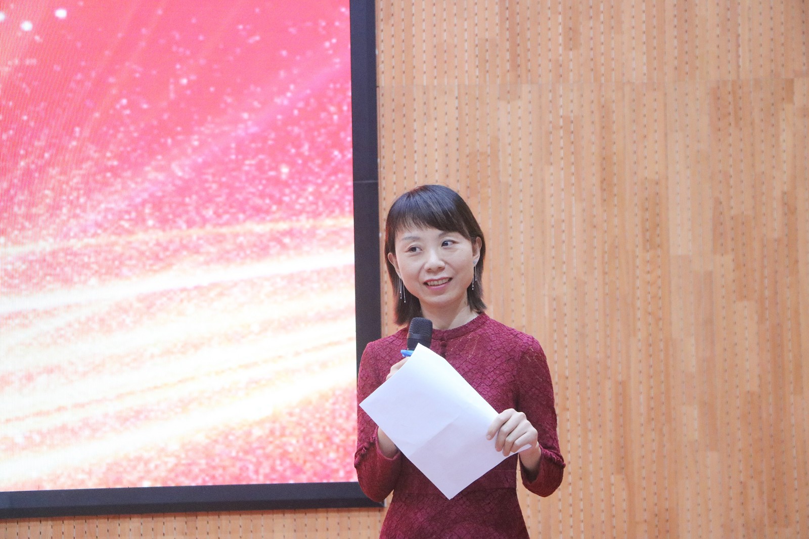 中山大学生命科学学院学生辅导员高俊霞主持了奖学金评审环节.